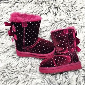 The cutest UGG Starberry boots size 6M for your little one. Color is wine and